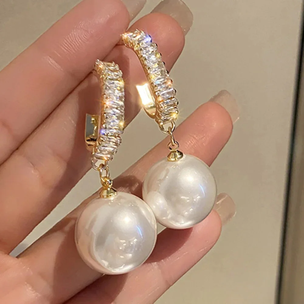 Elegant Earrings with Pearls and Zirconia - Image 4